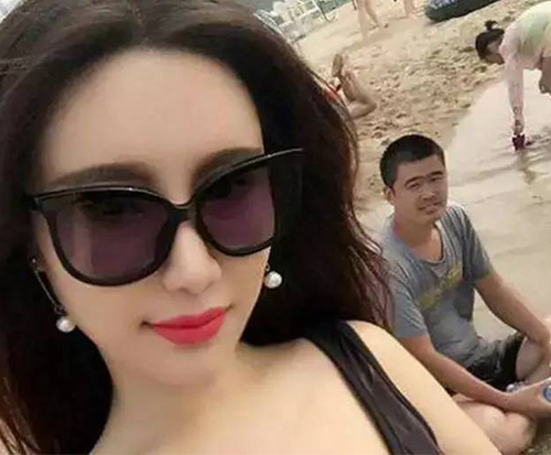 妹子,别再沉迷自拍了,后面的大哥都看你老半天了!
