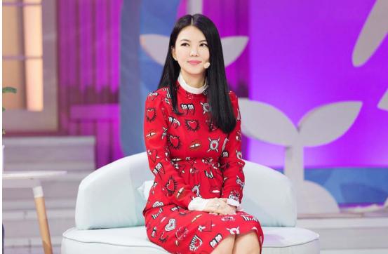 同父同母同长相，李湘成富婆，妹妹李玲却成这样！