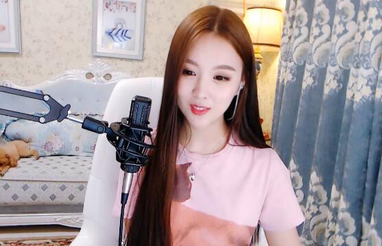 她被利哥钦点为舞帝最美女主播 涵美美在YY举