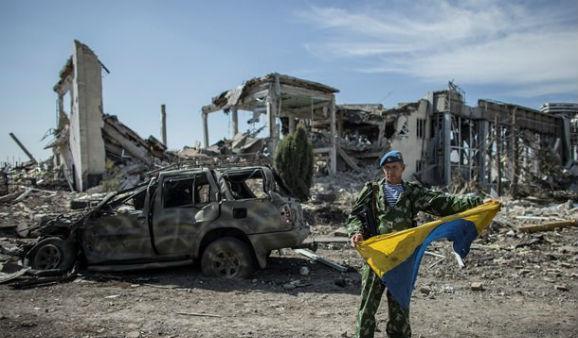 乌克兰城市遭受战火摧残, 少女为了填饱肚子出