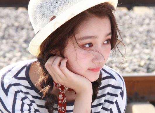 关晓彤公鸭嗓,长得一副尖酸刻薄的样子,实在喜