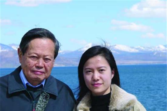 看到杨振宁前妻的照片, 终于知道为何他会娶28岁的翁帆了, 太像了