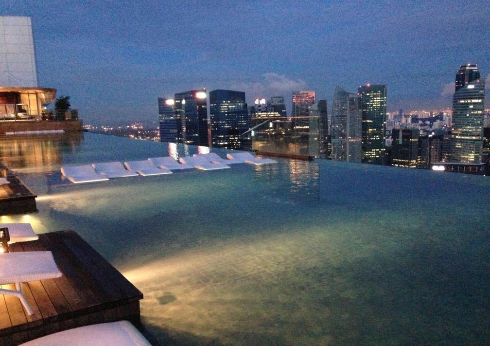 世界上最昂贵酒店57楼屋顶, 有一个无边际泳池, 你敢去游吗?