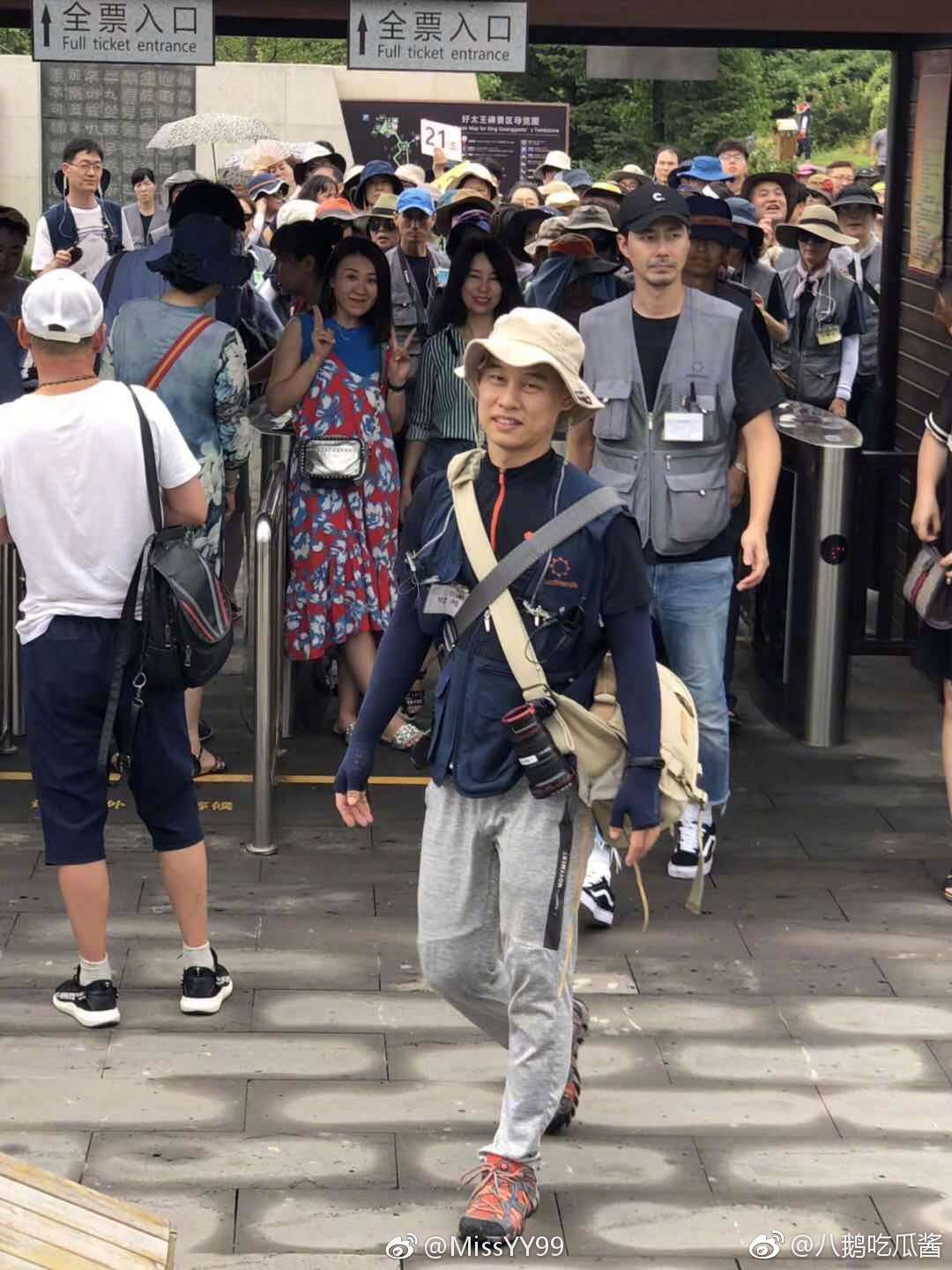 赵寅成去集安旅游了，看打扮好像是报了个老年团