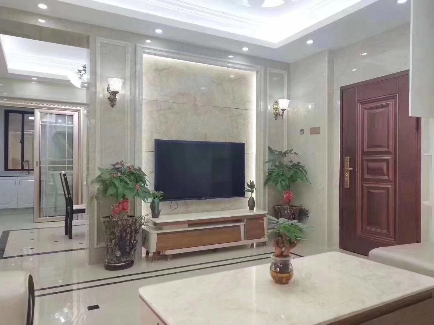 沙发背景墙和客厅的地板都是瓷砖,不过地板瓷砖多了一些黑色的小方块