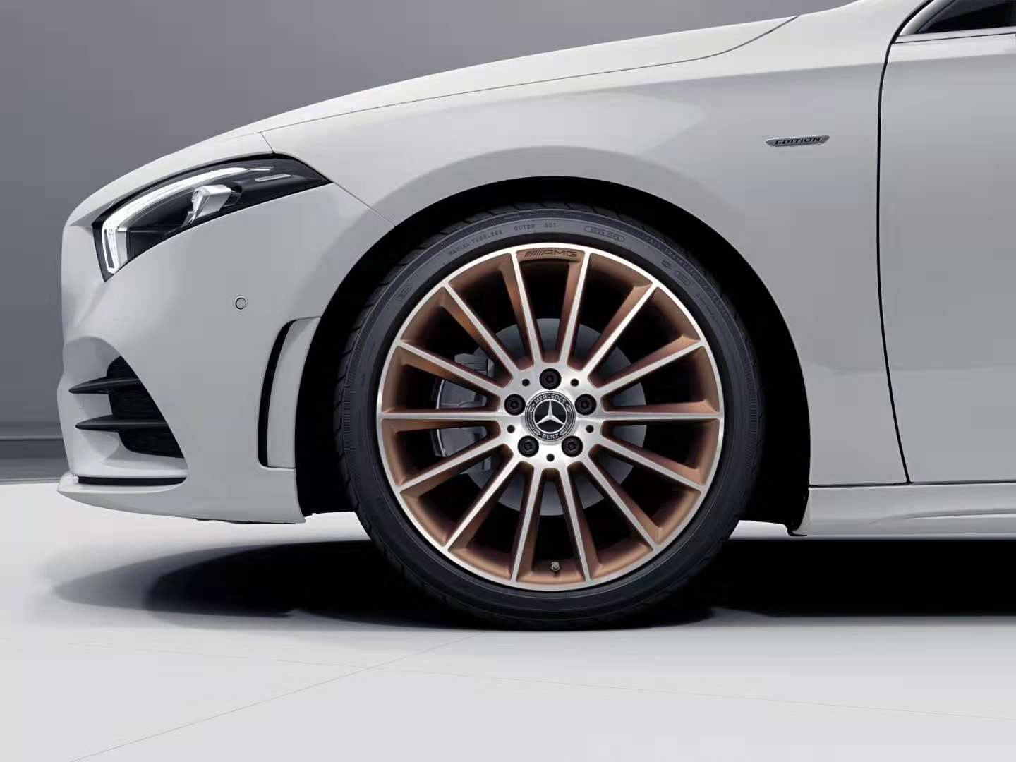 它能满足你对豪车所有幻想！神似奔驰CLS，仅需21万！