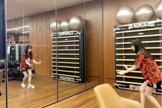 杨颖参加舞林大会,微博晒在练舞房跳舞花絮,腿