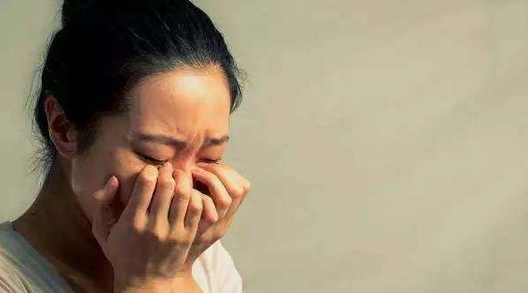 女子产下怪胎婴儿, 一出生就有三只手, 接下来女子的做法让人落泪