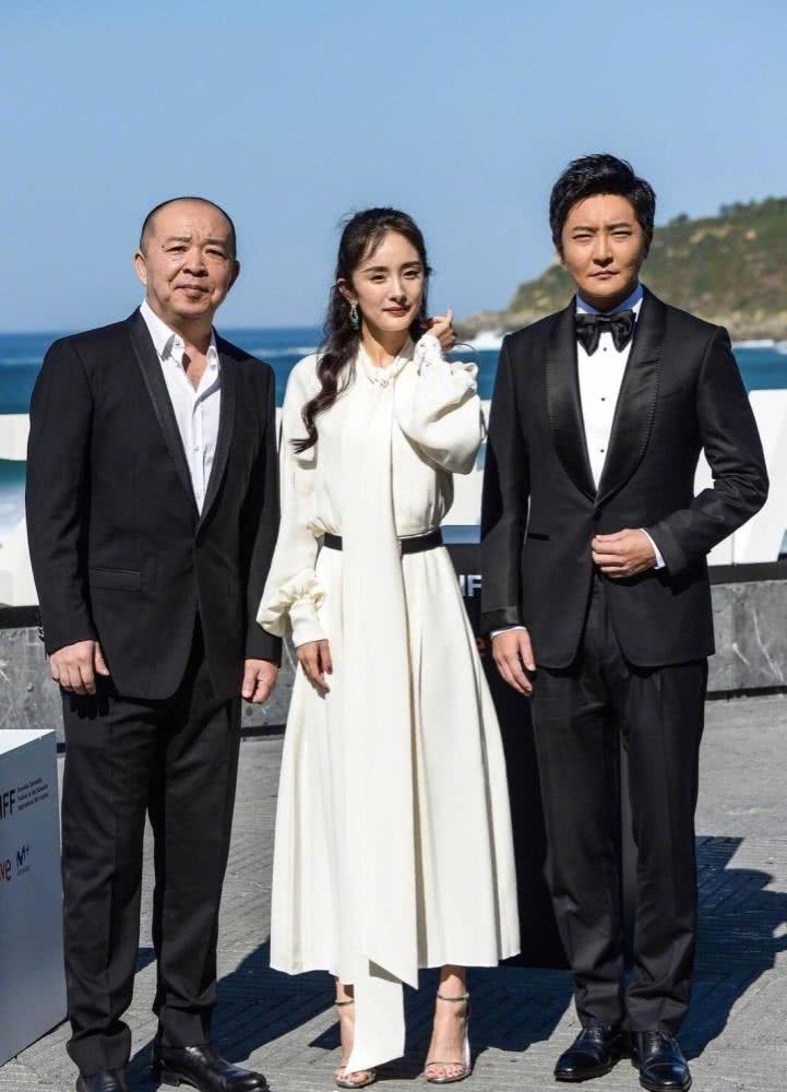 被黑了?杨幂未ps照片遭曝光,脸部凹凸感明显,