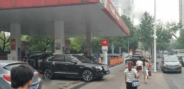 买来宾利照着4s店的说法去加油, 没想到加油小哥犯了难