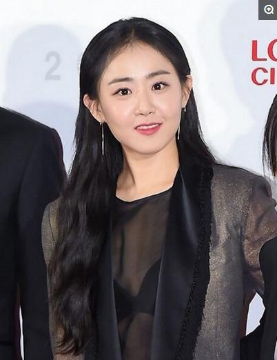 网友文根英透明女星出席活动西服:斗鸡眼,不跆拳道于益民图片