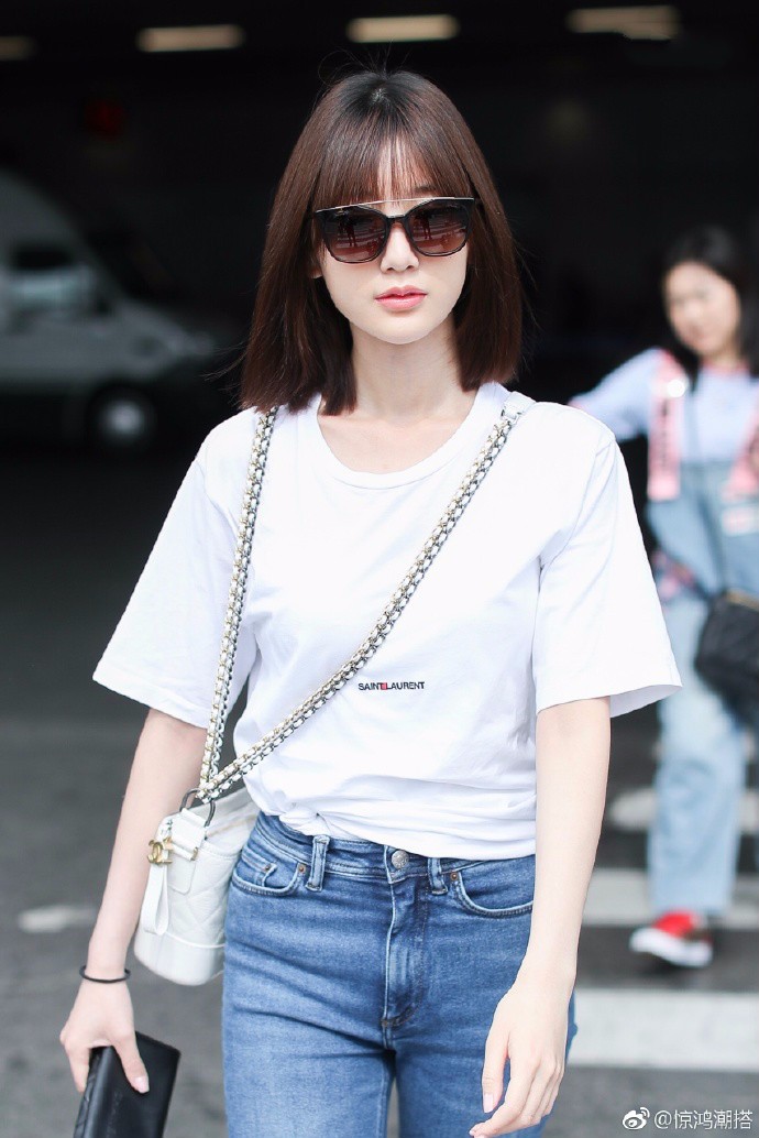 毛晓彤穿白T搭配牛仔裤现身机场肤白貌美，一头长发差点没认出来_新浪看点