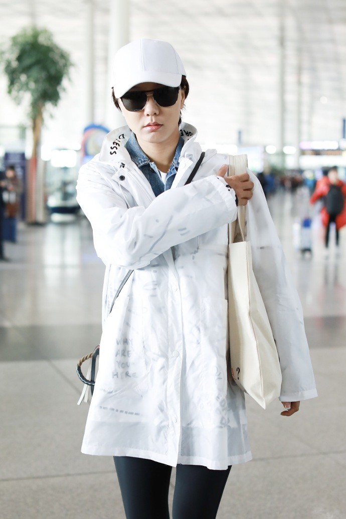 王珞丹身穿牛仔衣搭配白色外套叠穿精致时髦现