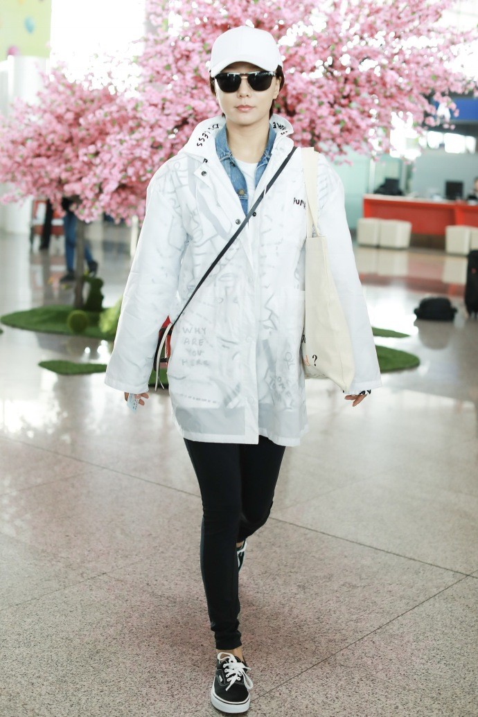 王珞丹身穿牛仔衣搭配白色外套叠穿精致时髦现