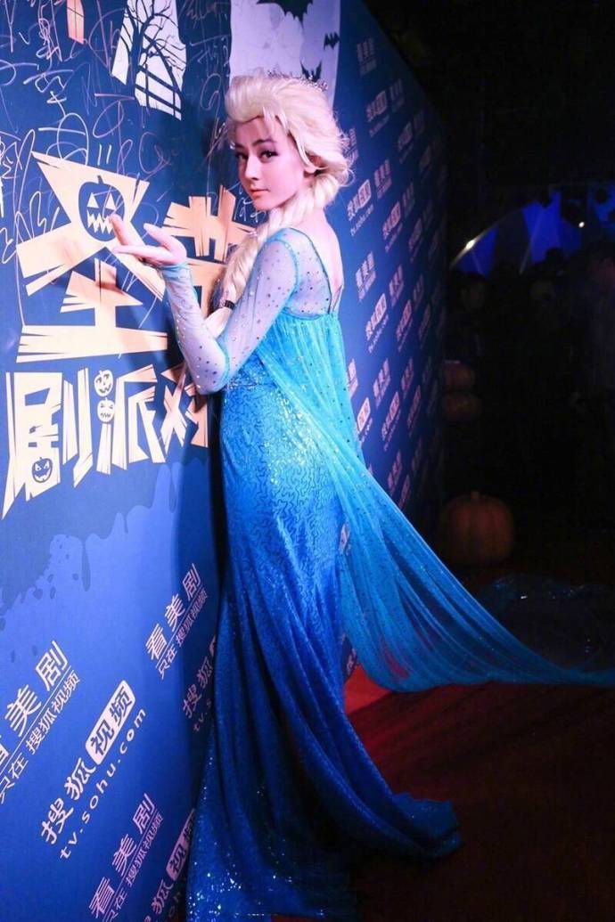 杨幂的灰姑娘和迪丽热巴的冰雪女王艾莎,谁最美?