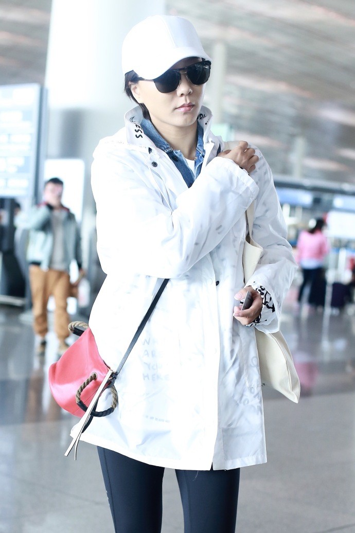 王珞丹身穿牛仔衣搭配白色外套叠穿精致时髦现