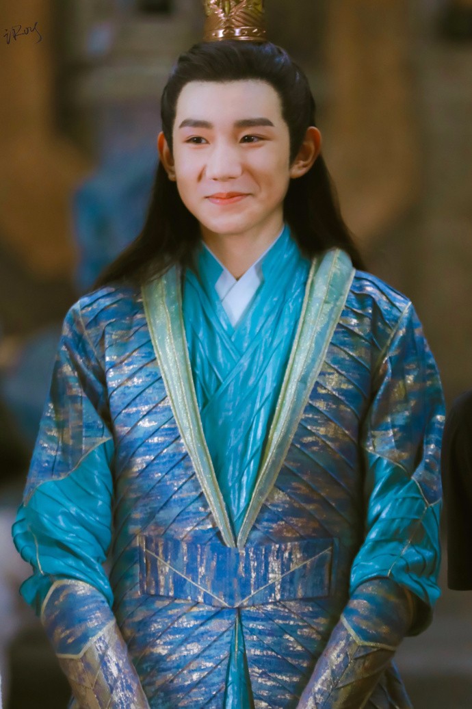 王源穿古装戏服现身媒体探班会英俊帅气,接受采访面带