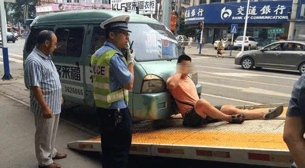 迈巴赫62S违停, 拖车来了可最后还是放弃了