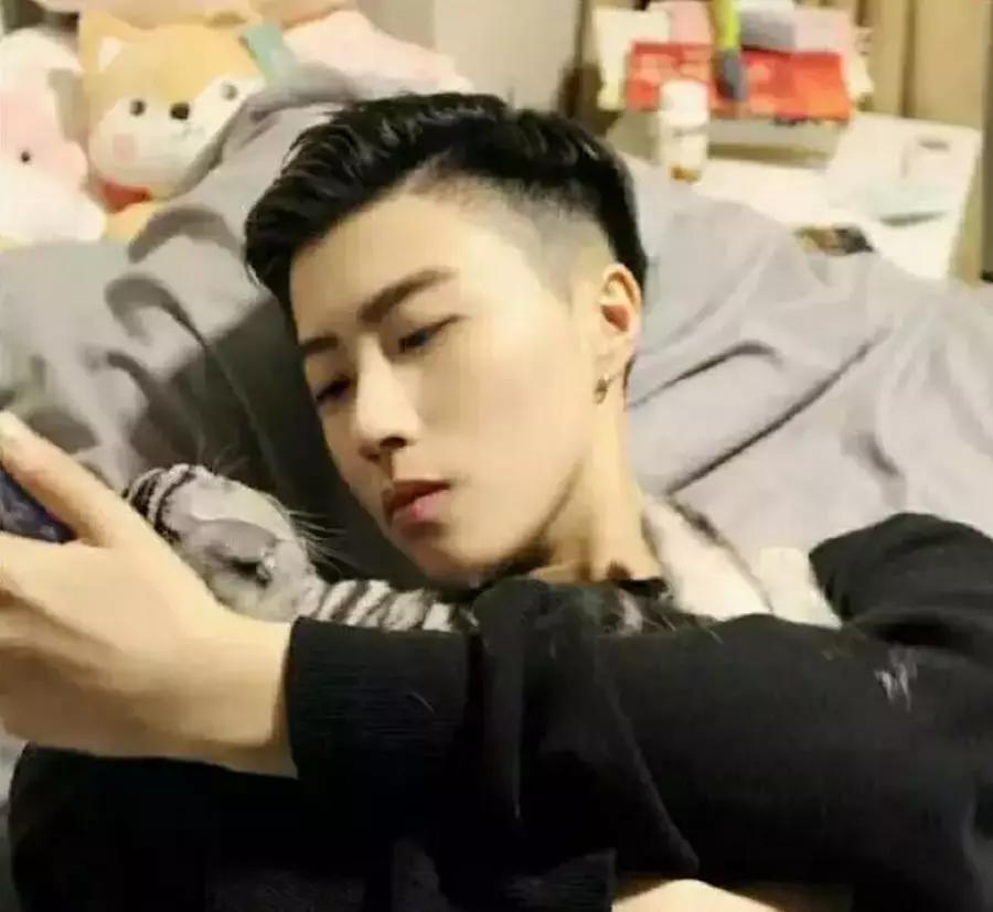 抖音里的虚假世界,女生帅得让男生自卑,男生美