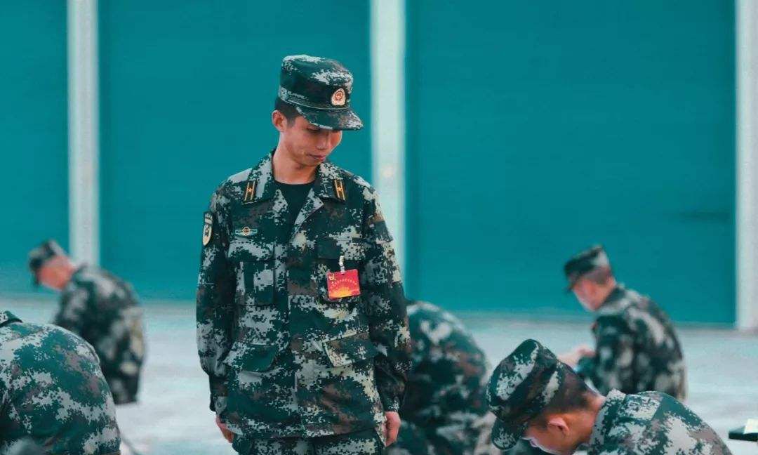 考士官学校或者是在部队直接转士官,两者有什