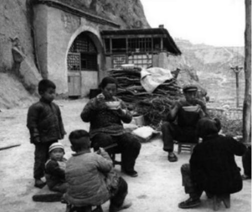 中国史上极为荒唐的“土皇帝”，登基不下4次，诱奸妇女50多人