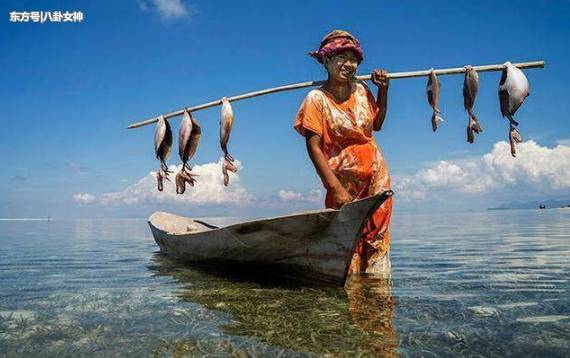 世界上最神奇的海上民族,一生都没上过岸,从小就要被戳破耳膜