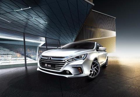 这款车颜值上只输给奥迪，不过他的动力在跑起来思域只有吃灰的份