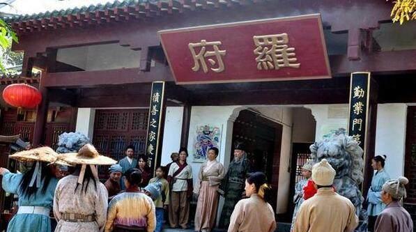 明末时期, 一盗匪冒充知县上任, 没想到后面来个