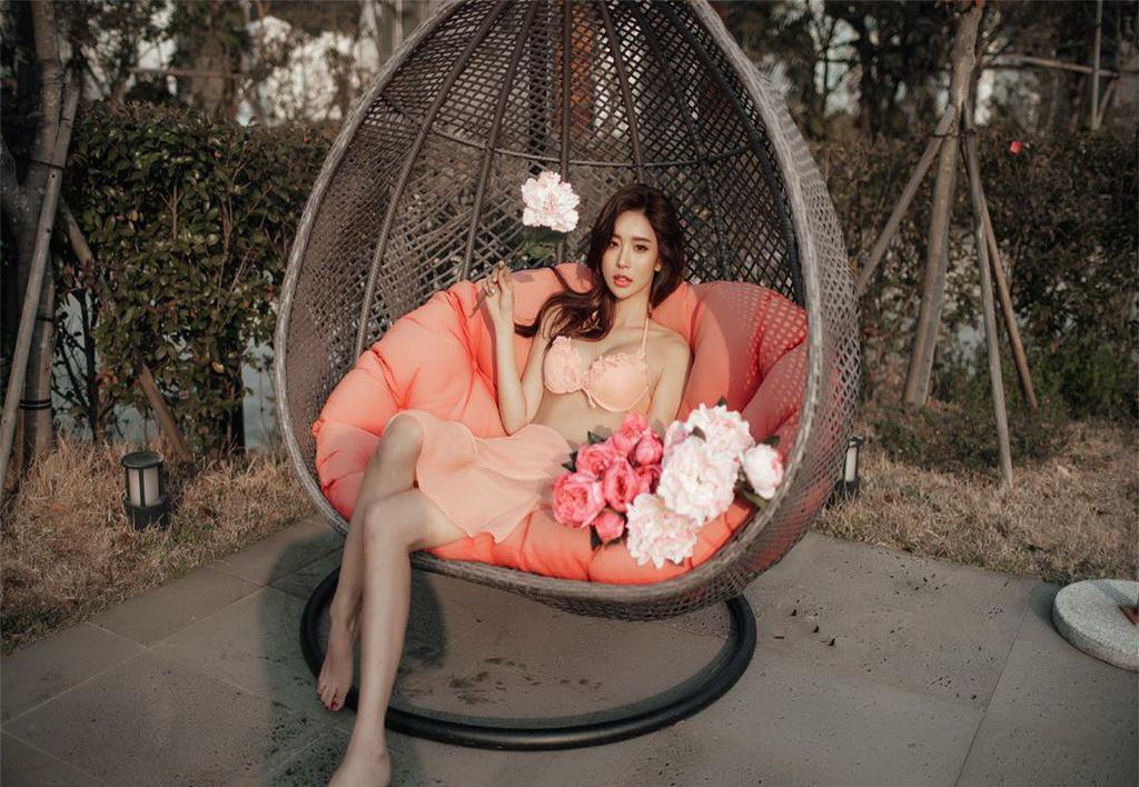 粉色系比基尼泳衣,充满了梦幻的色彩,勾勒出小姐姐的玲珑曲线!