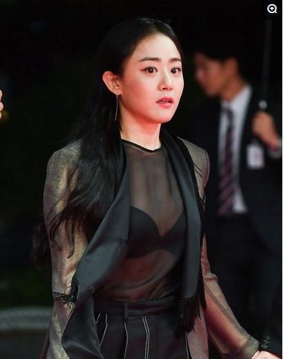 女星文根英透明西服出席活动网友:斗鸡眼,不怀北滑雪场高级道图片