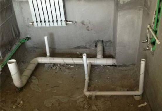 卫生间安装地漏,师傅在上面多加一个套管,一问才知好处多!