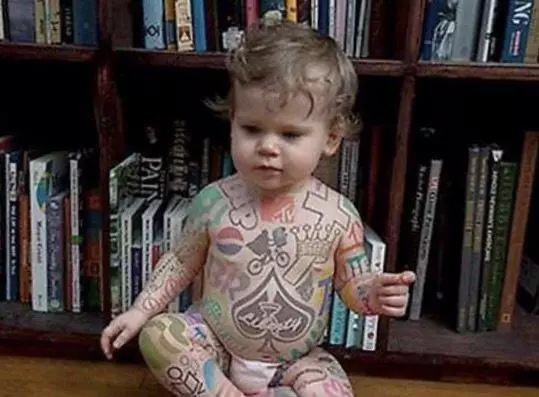 给小孩纹身,遭到网友谩骂,知道原因后却称赞不已