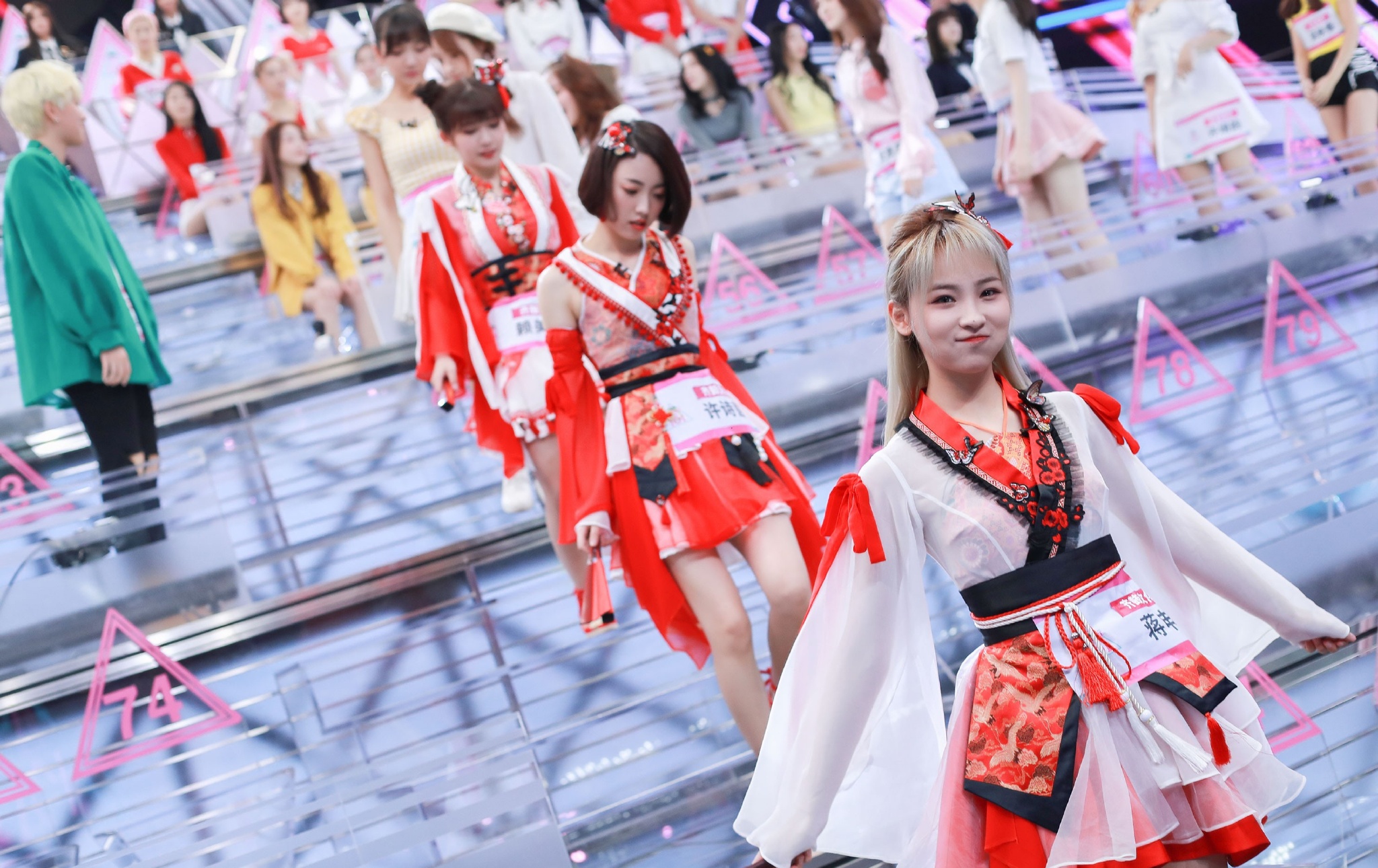 吴宣仪、杨超越、孟美岐、强东玥和yamy现身，颜值差距大