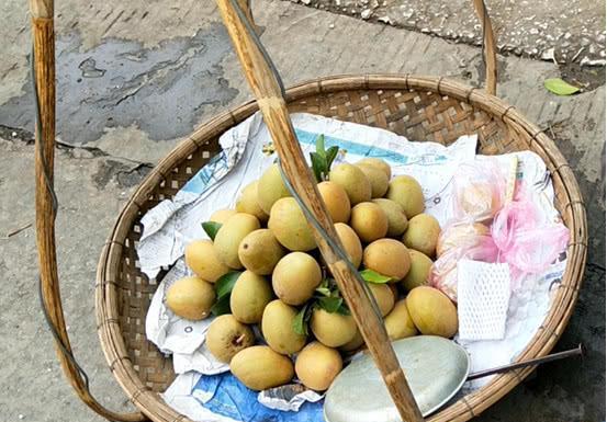 在广西凭祥市浦寨街头卖水果的越南大姐