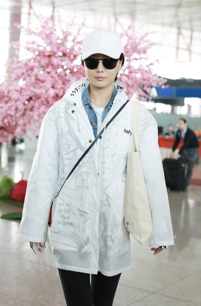 王珞丹身穿牛仔衣搭配白色外套叠穿精致时髦现
