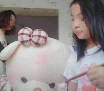 小女孩在家发抖音,妈妈换衣服意外被拍,网友:熊