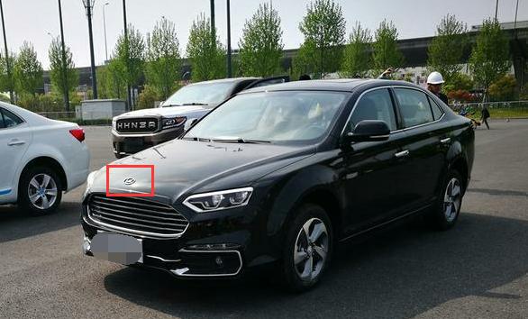 路上遇到一辆“蒙迪欧”，走近之后看到车标忍不住想笑