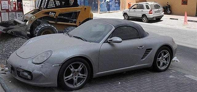 河南一车库，200万豪车吃两年灰，拖欠停车费3万，因车牌无人敢动