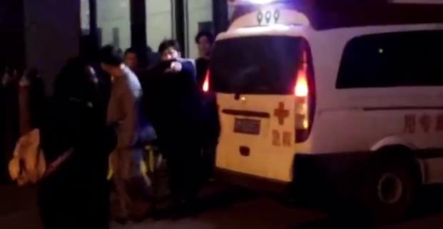 严重贫血、缺钾缺钠、长期低烧导致晕倒,王嘉