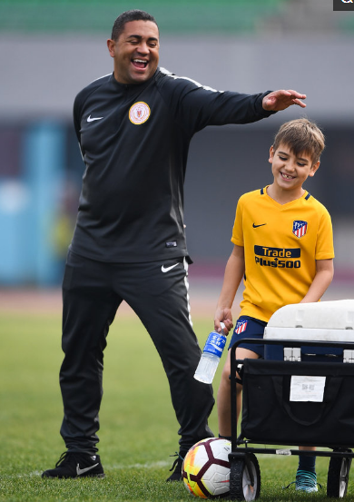 北京人和公开训练 奥古斯托儿子场边练盘带有