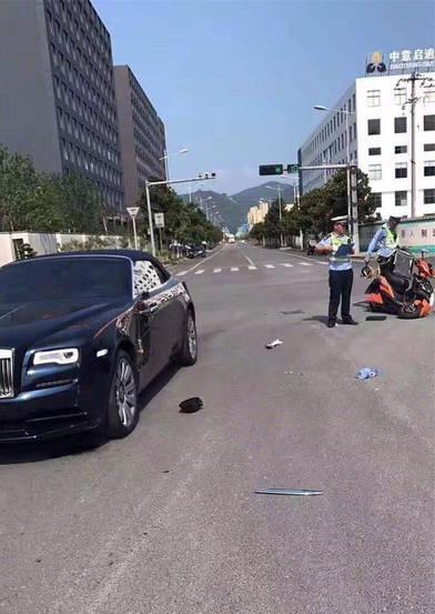 外卖小哥闯红灯撞豪车 车主: 不用赔