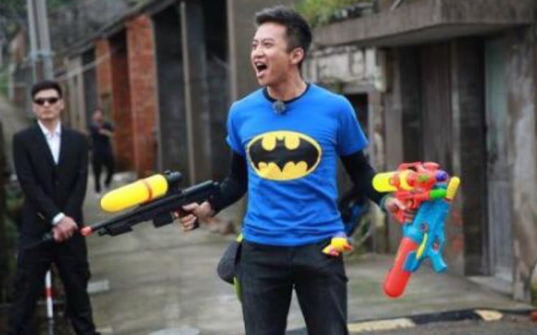 是曝光自己增加名气,还是安安稳稳磨炼演技,靳