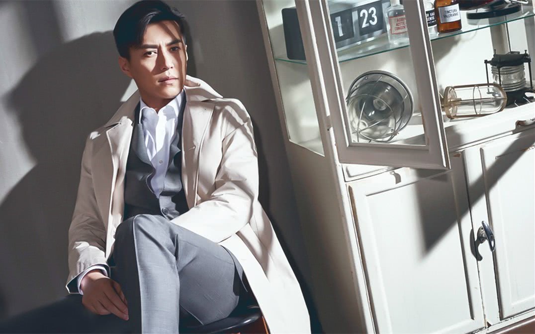 是曝光自己增加名气,还是安安稳稳磨炼演技,靳