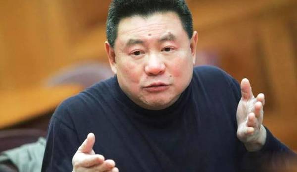 26岁赚了1个亿，41岁换了9个女朋友，如今他67岁了，老婆才39岁