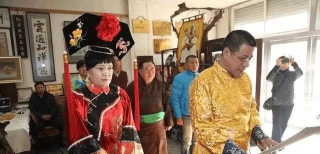 满清皇室的后人去哪了？他是乾隆七世孙，天天穿龙袍