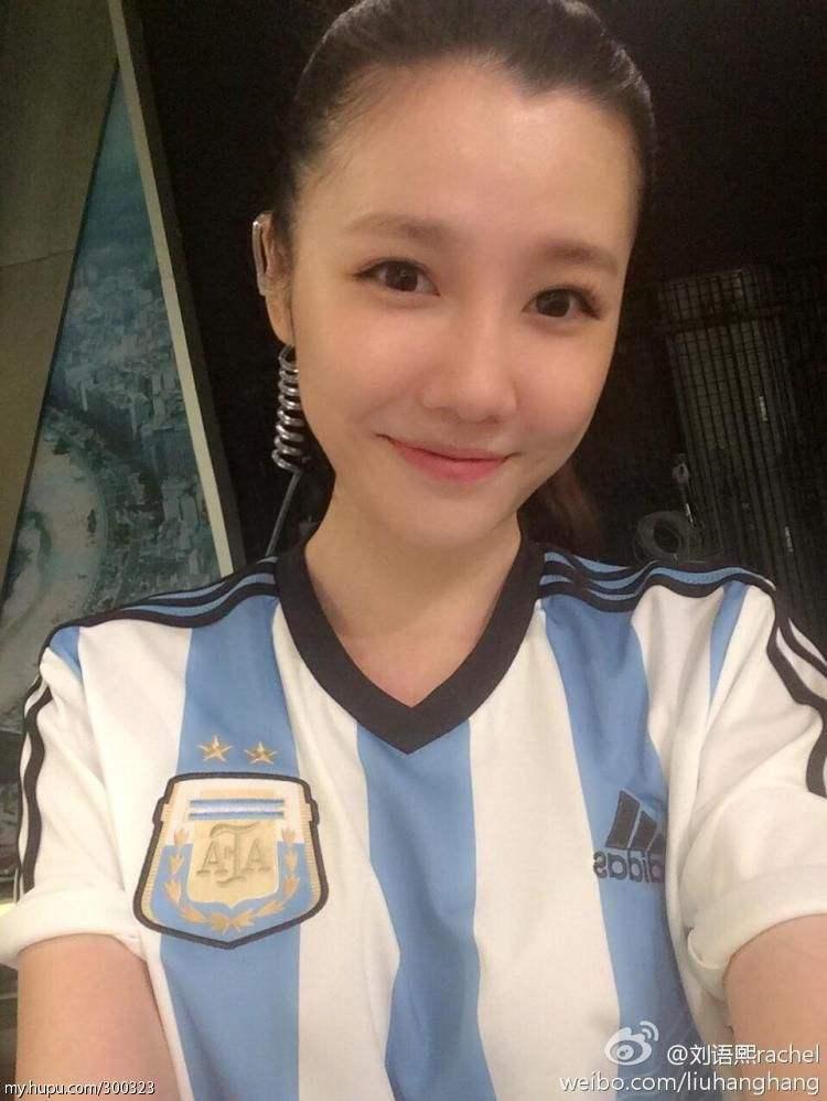 央视第一足球女解说!球衣预言让球迷心有余悸