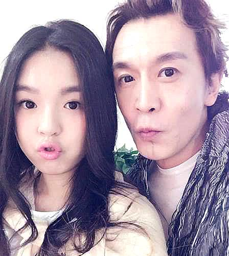 已故央视主持人李咏和妻子女儿的温馨全家福照，第一张照片太开心