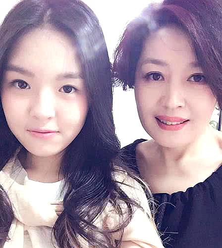 已故央视主持人李咏和妻子女儿的温馨全家福照，第一张照片太开心