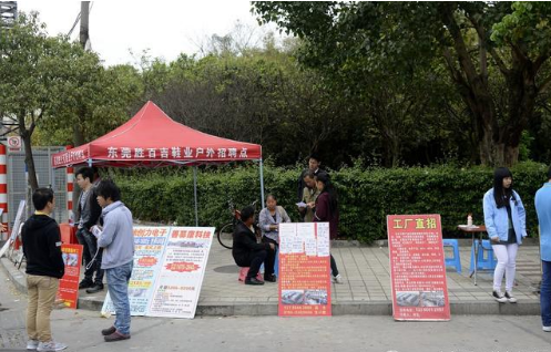 工厂宁愿给中介公司介绍费,也不愿意给员工加