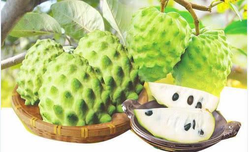 在广西凭祥市浦寨街头卖水果的越南大姐